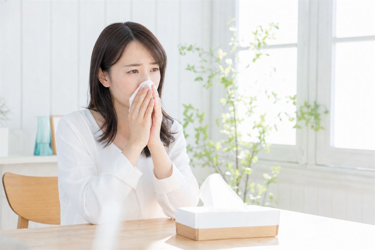 花粉症やアレルギー性鼻炎の症状に悩む女性